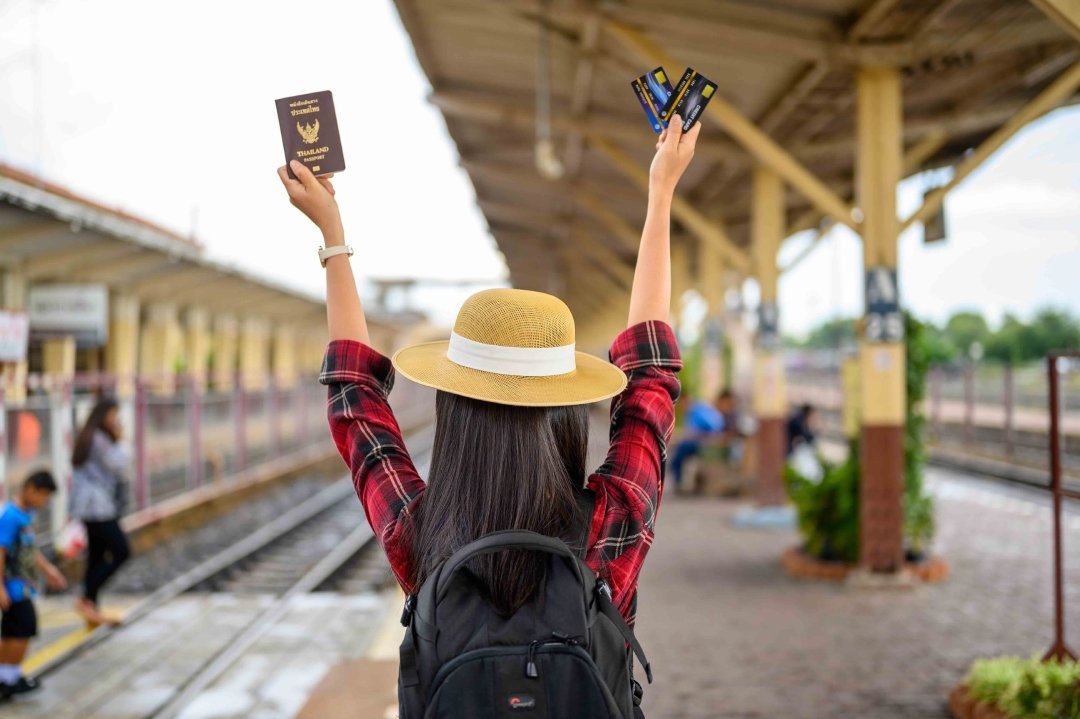 tourists-carry-pastels-credit-cards-while-traveling
